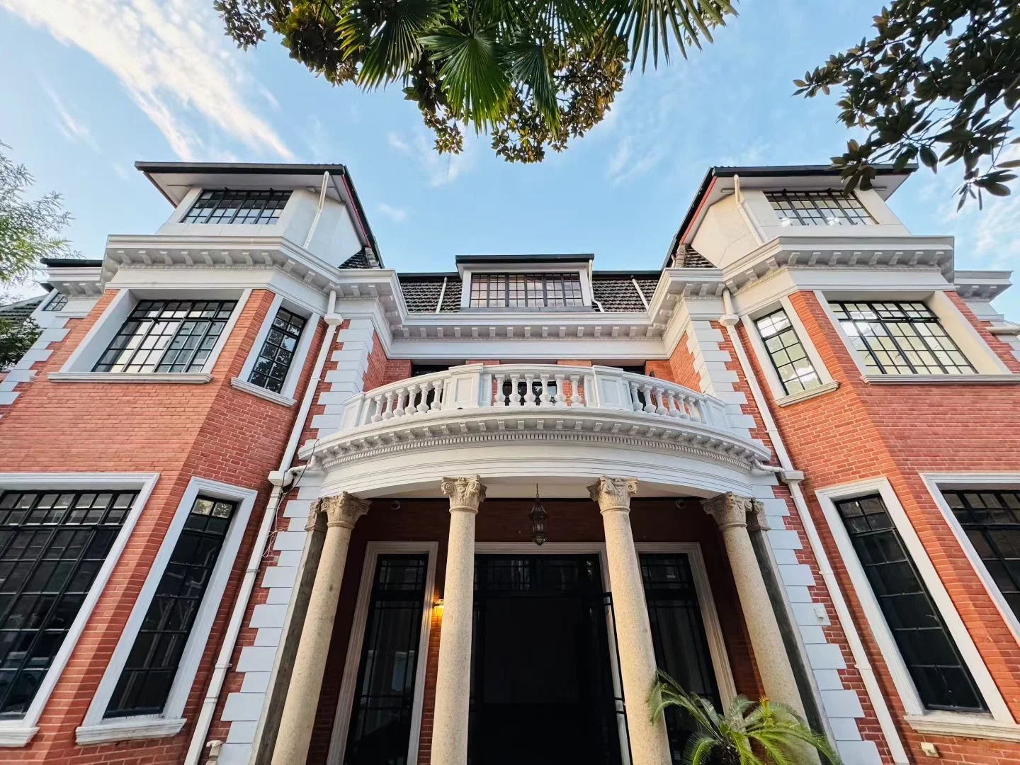 南京西路 张园小洋房，独立露台超稀有130平，