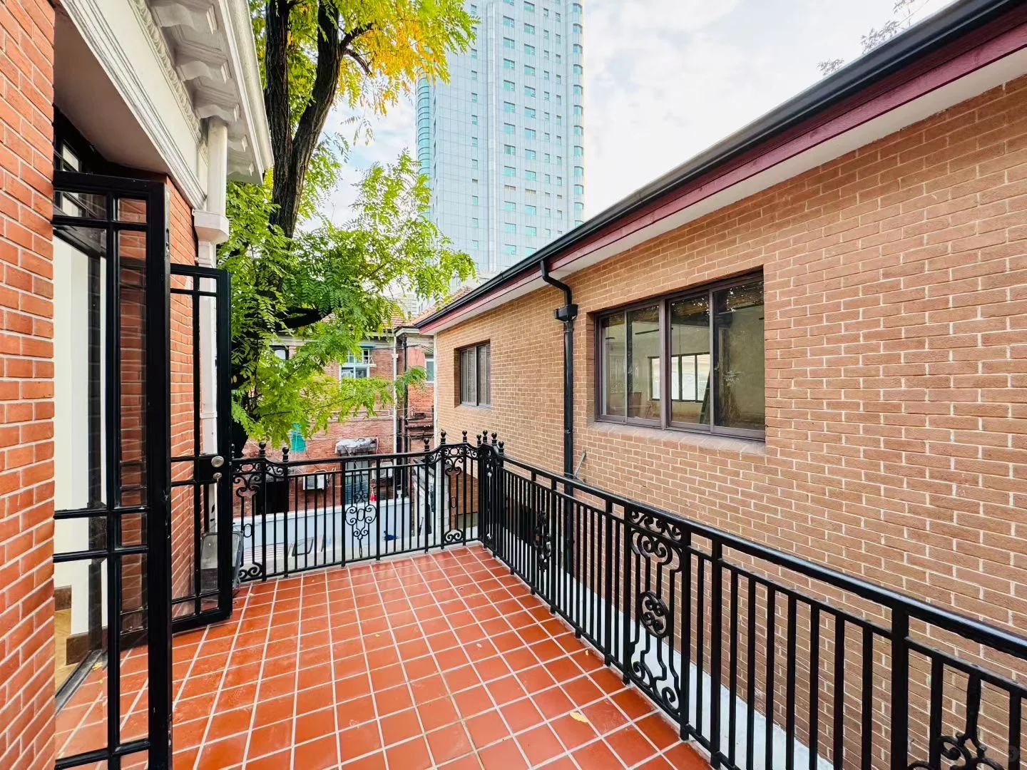 南京西路 张园小洋房，独立露台超稀有130平，