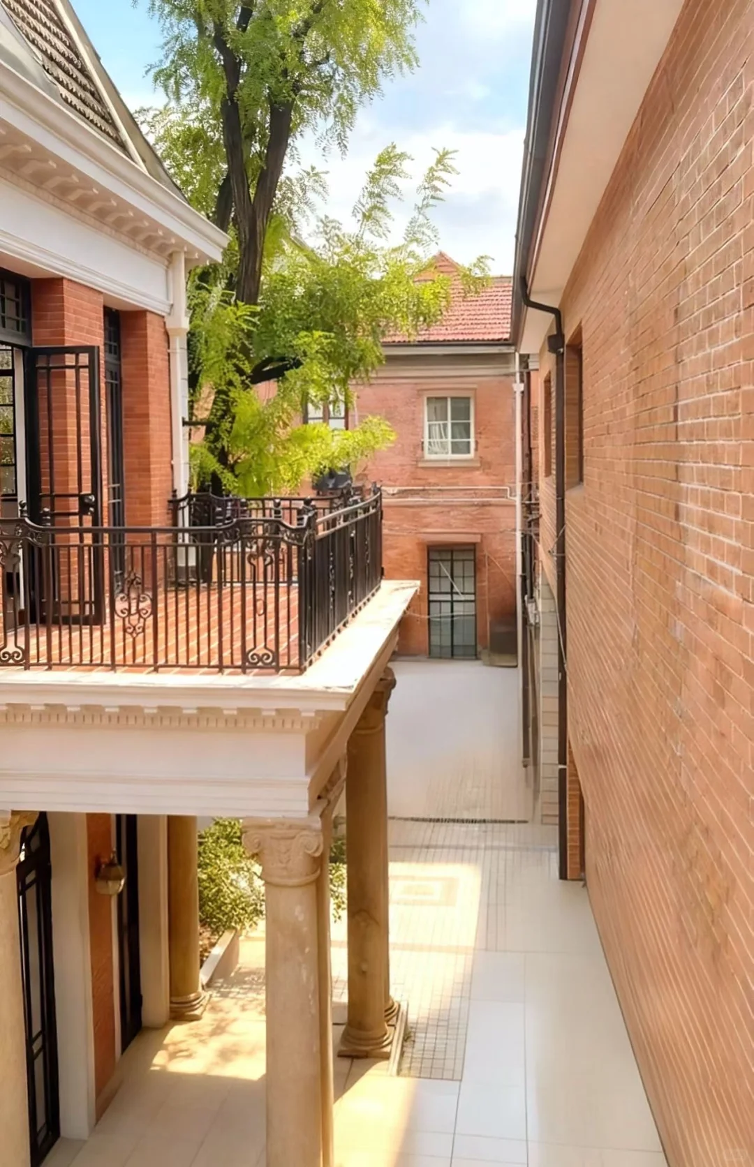 南京西路 张园小洋房，独立露台超稀有130平，