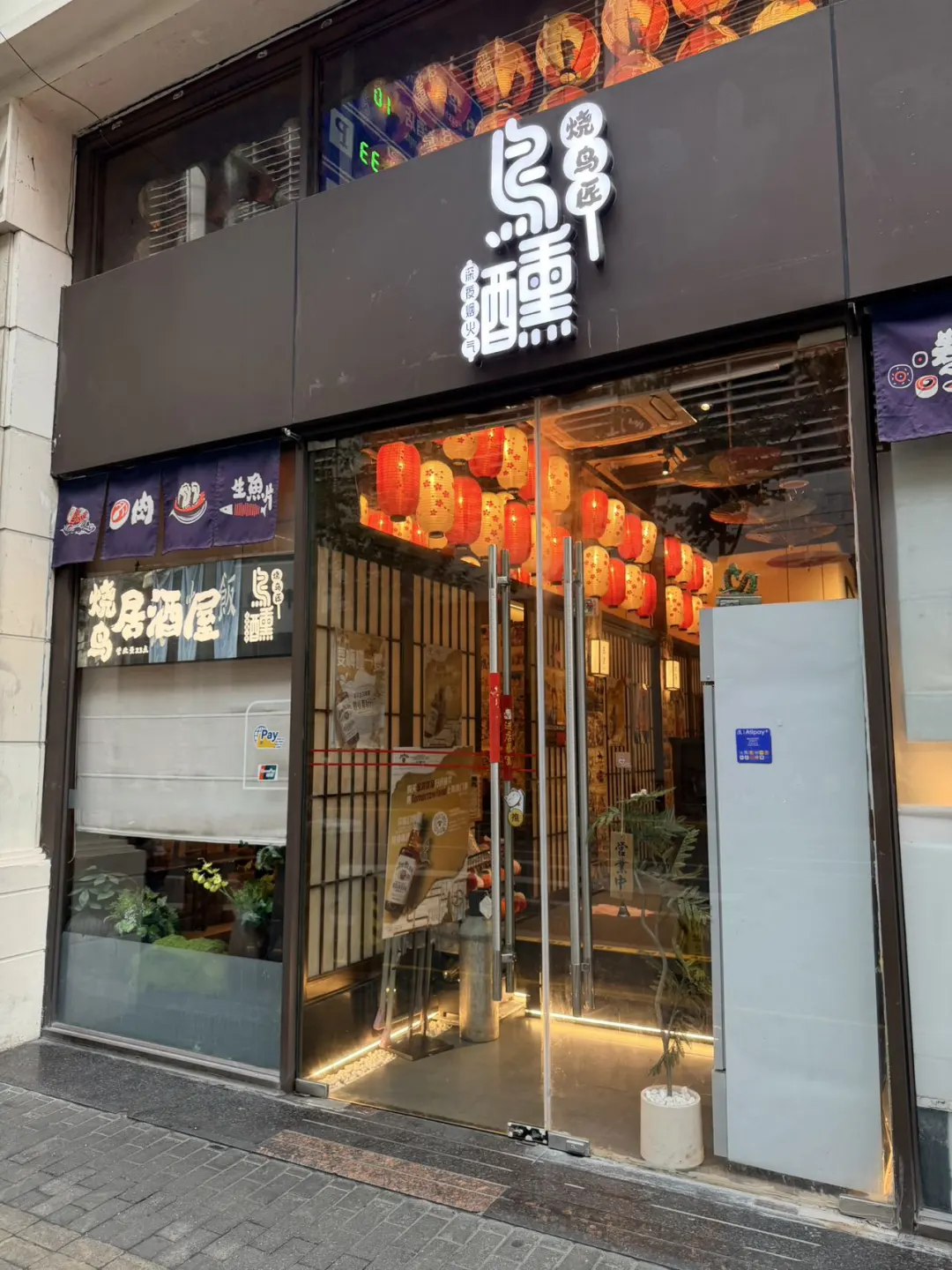 南京东路步行街，很适合一两人食的。。。