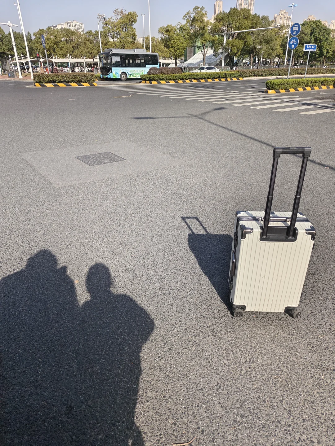 苏州园区永旺十字路口谁的行李箱呀？