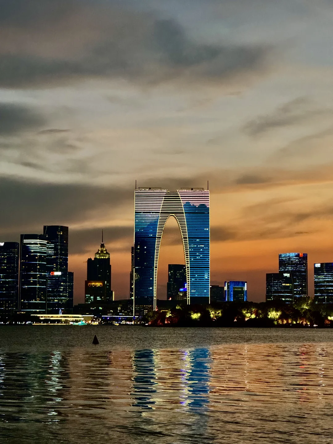 📍苏州旅游｜夕阳下东方之门📷又美又浪漫！