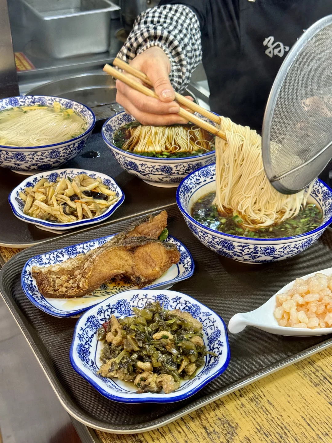 来苏州第一件事🥢直奔山塘街坐游船吃苏式面