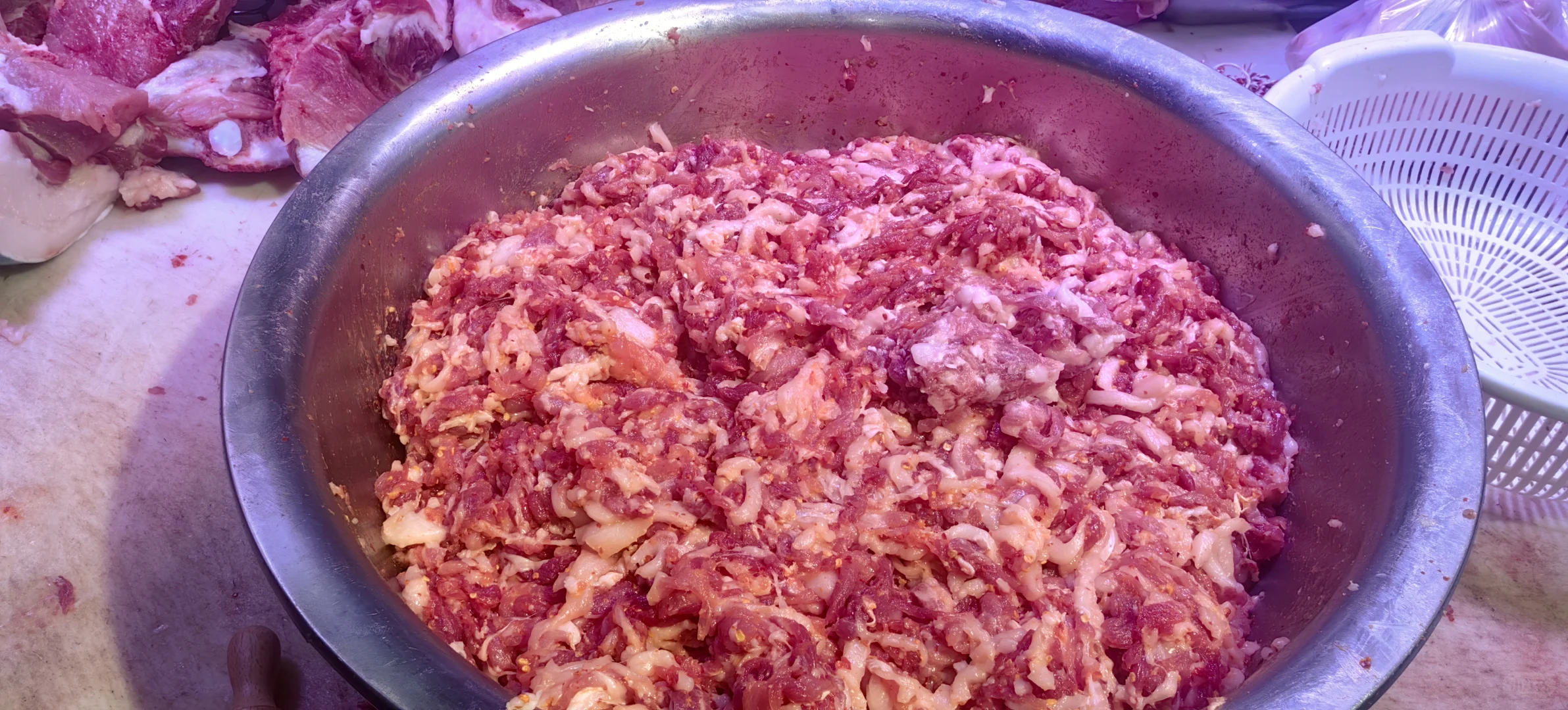 安徽人在苏州卖肉，冬天开始腌咸肉，灌香肠