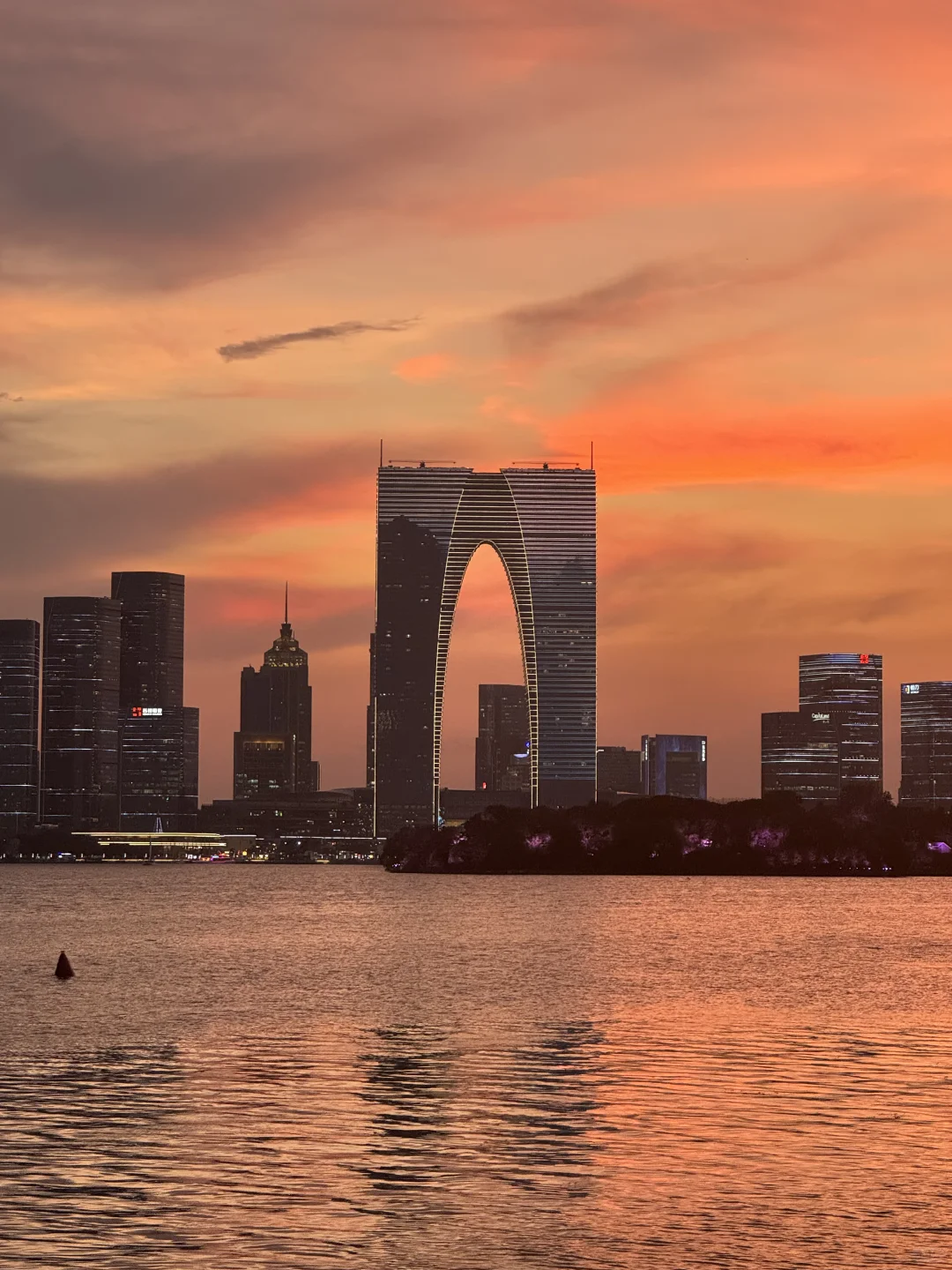 📍苏州旅游｜夕阳下东方之门📷又美又浪漫！