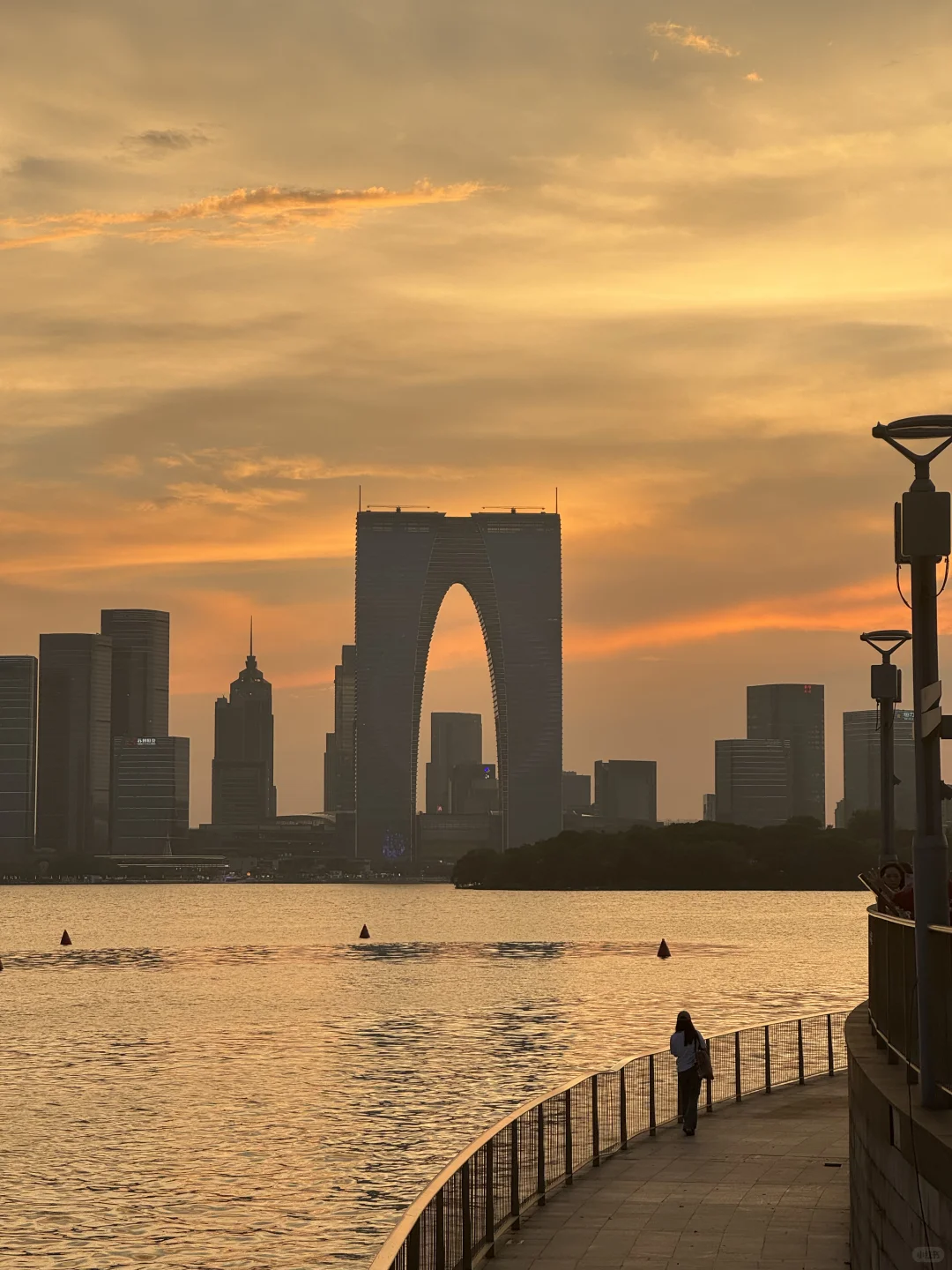 📍苏州旅游｜夕阳下东方之门📷又美又浪漫！