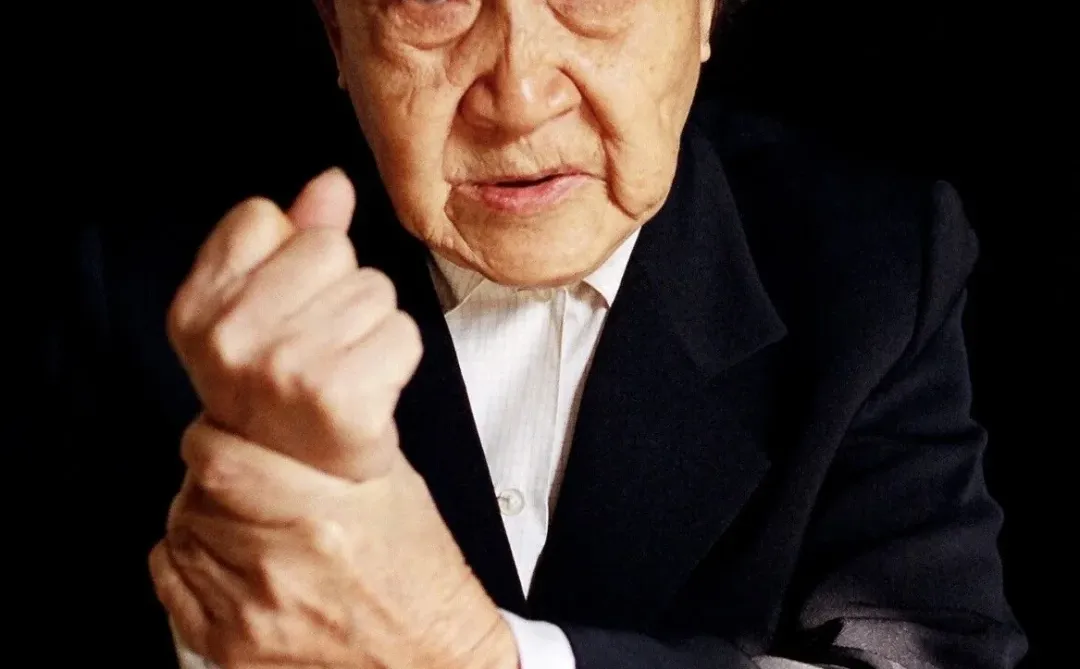 残暴日军扑来，她拔刀反抗，留下37处刀疤