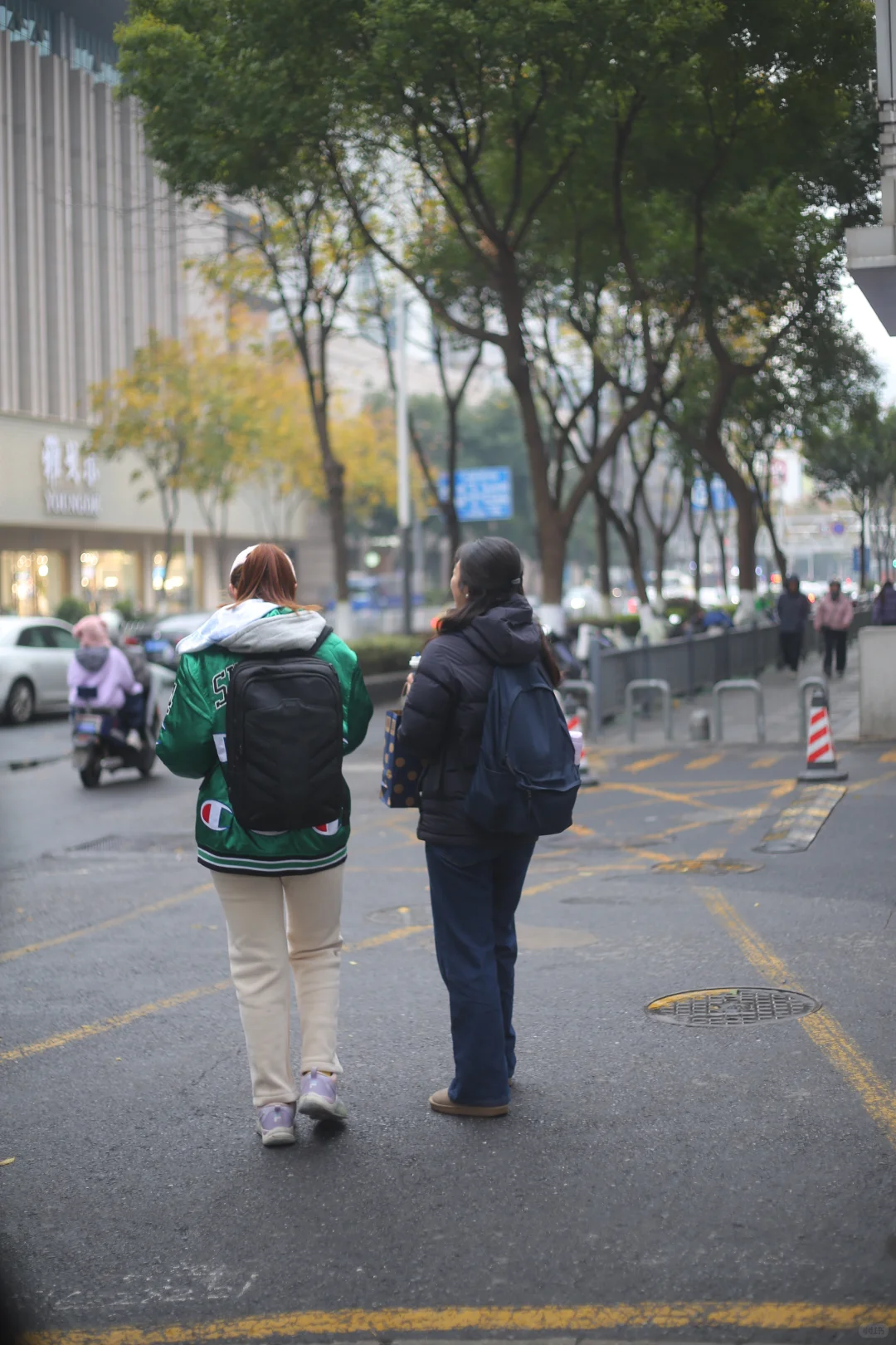 2025年12月13日 南京路上行人都怎么穿