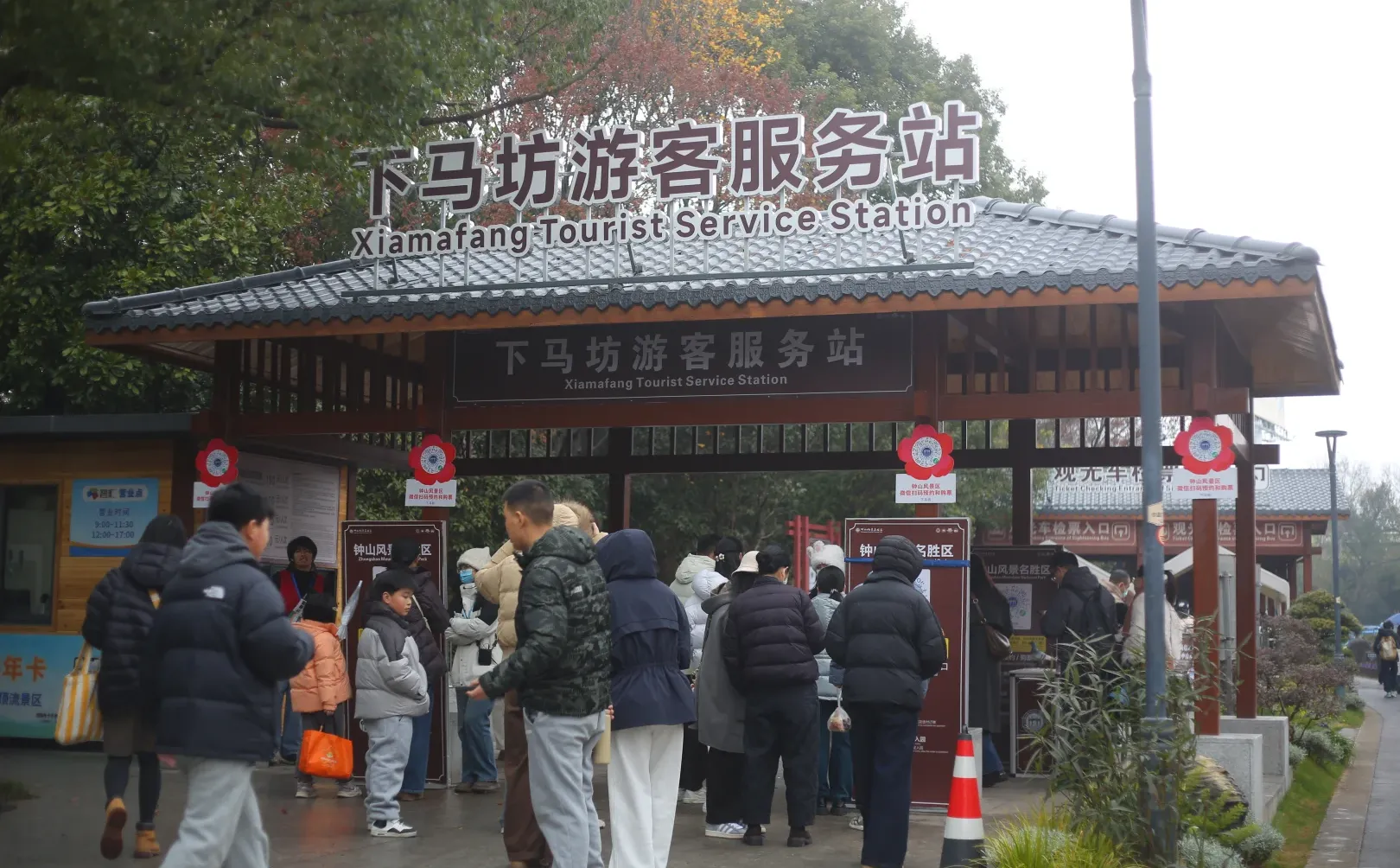 2025年12月13日 南京路上行人都怎么穿