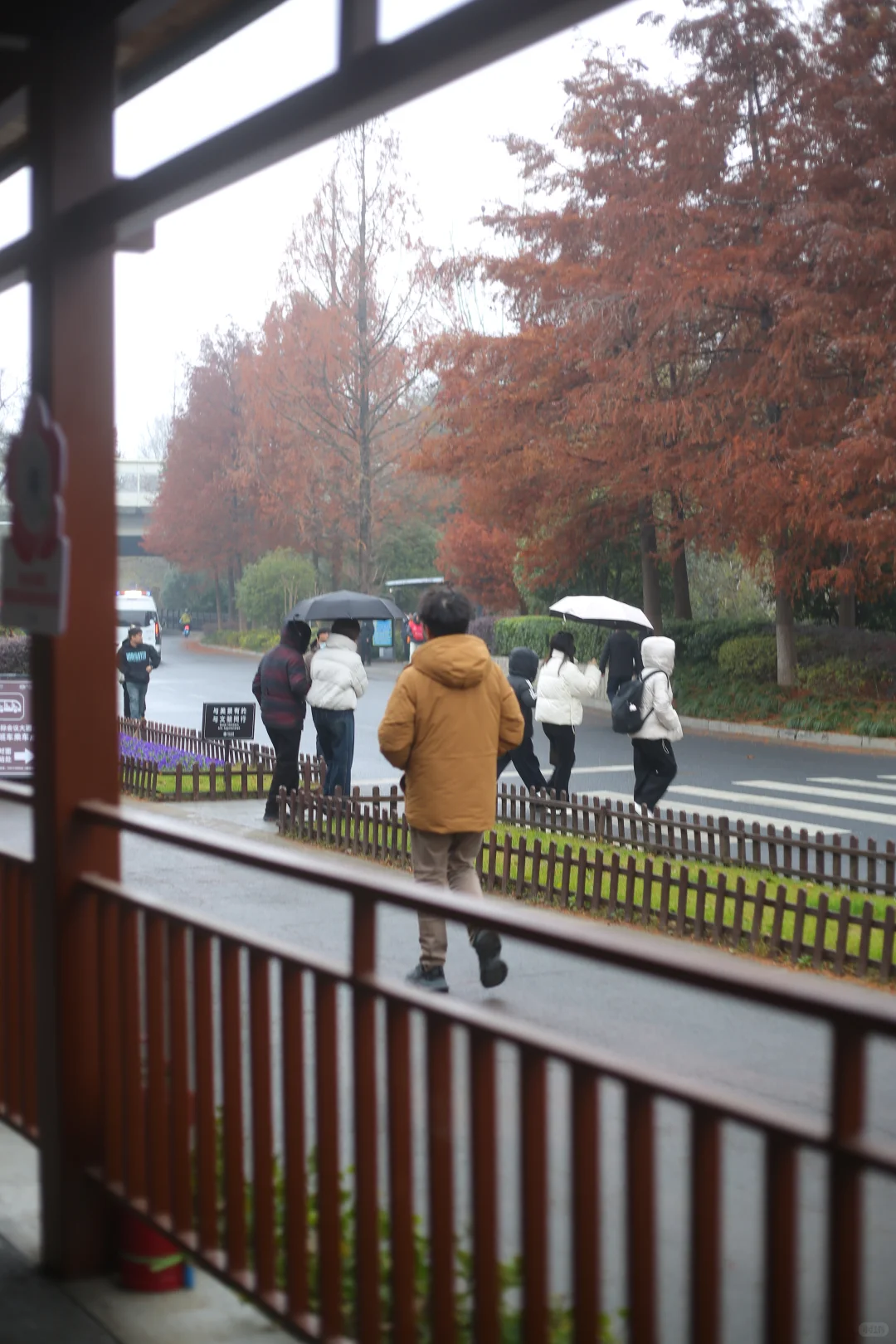 2025年12月13日 南京路上行人都怎么穿