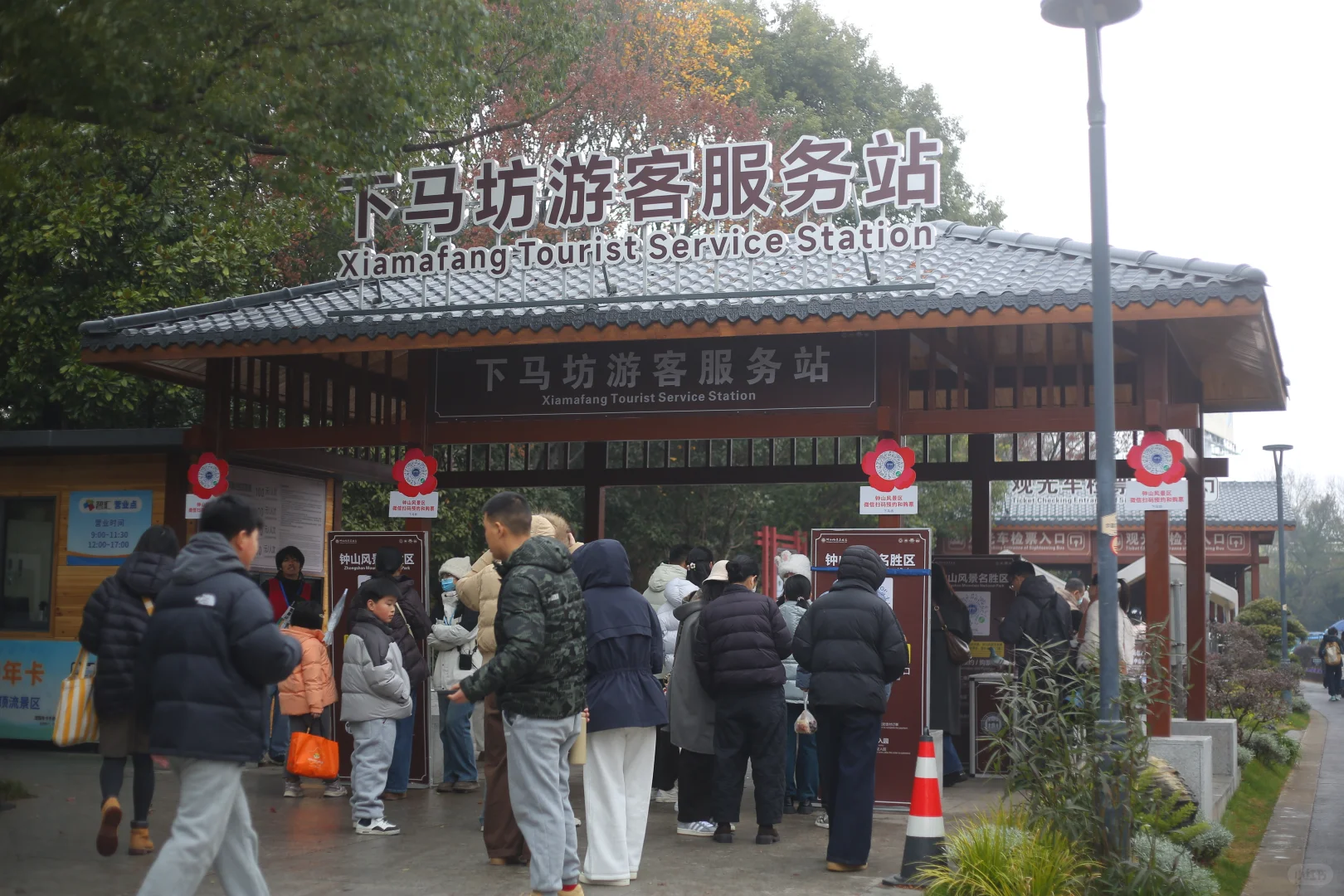 2025年12月13日 南京路上行人都怎么穿