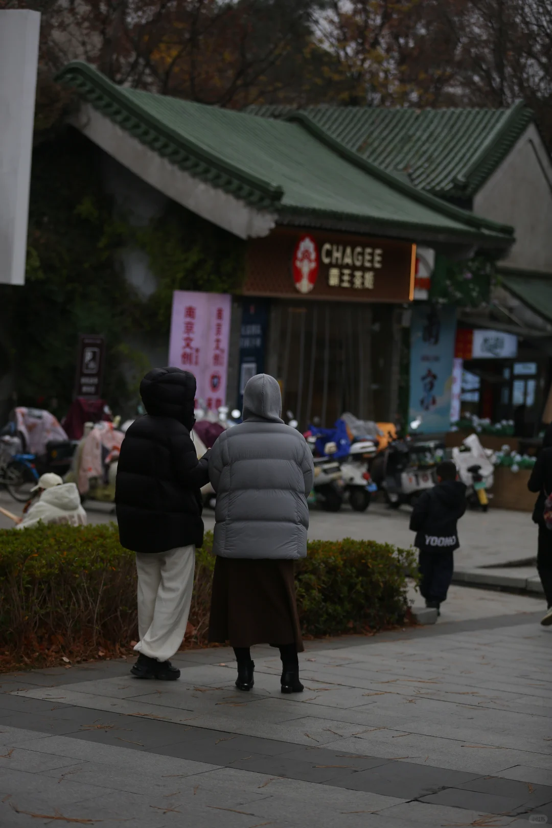 2025年12月13日 南京路上行人都怎么穿