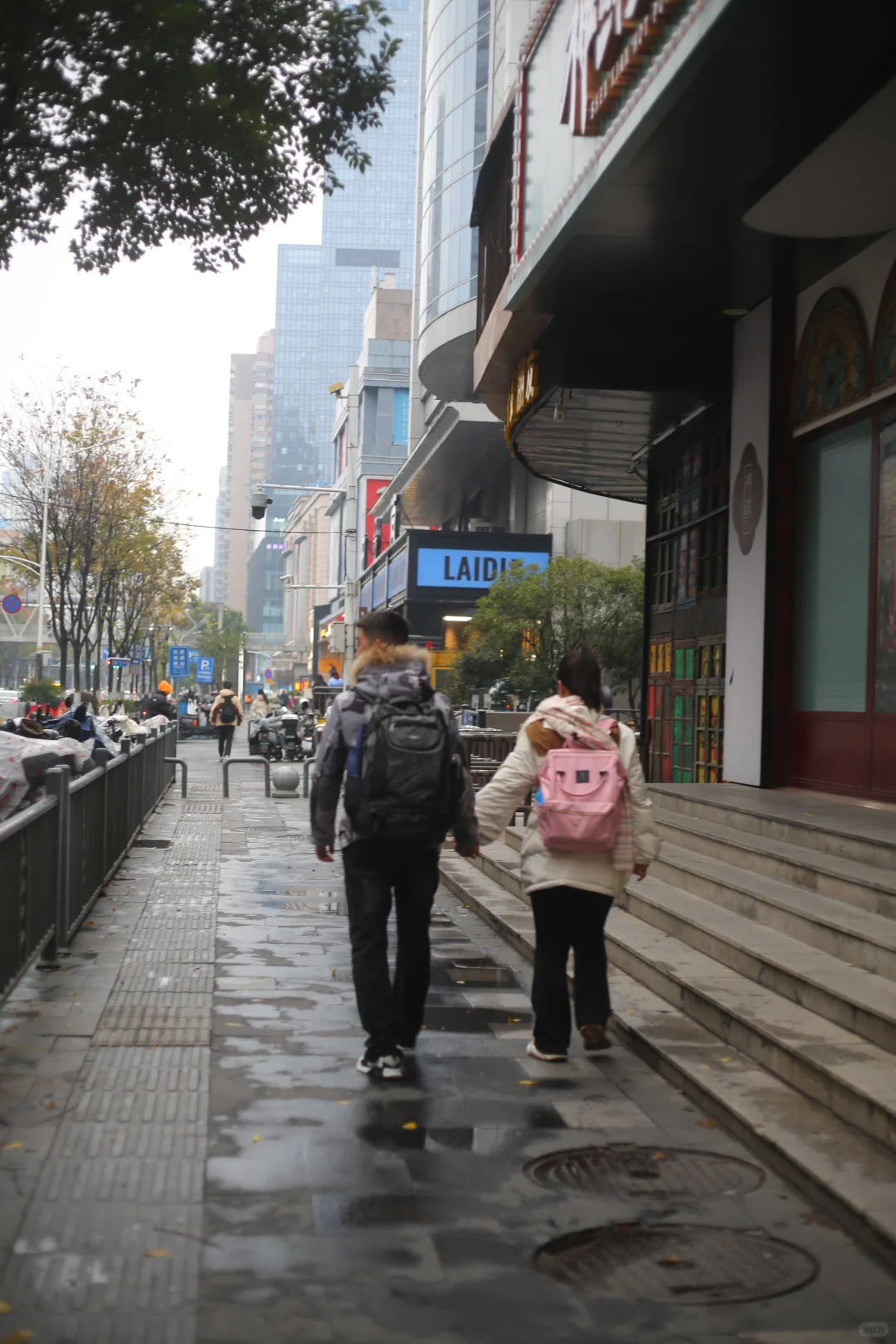 2025年12月13日 南京路上行人都怎么穿