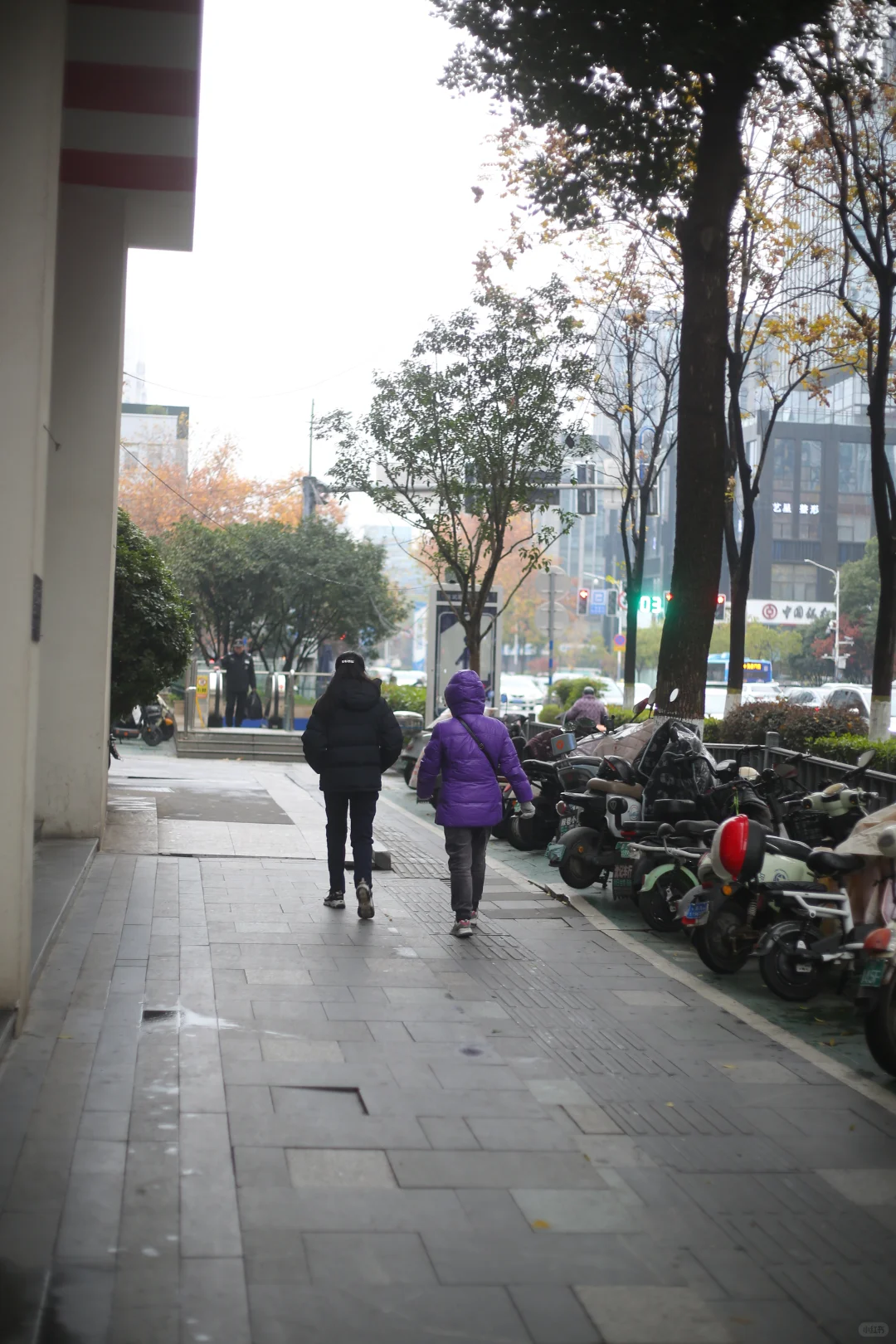 2025年12月13日 南京路上行人都怎么穿