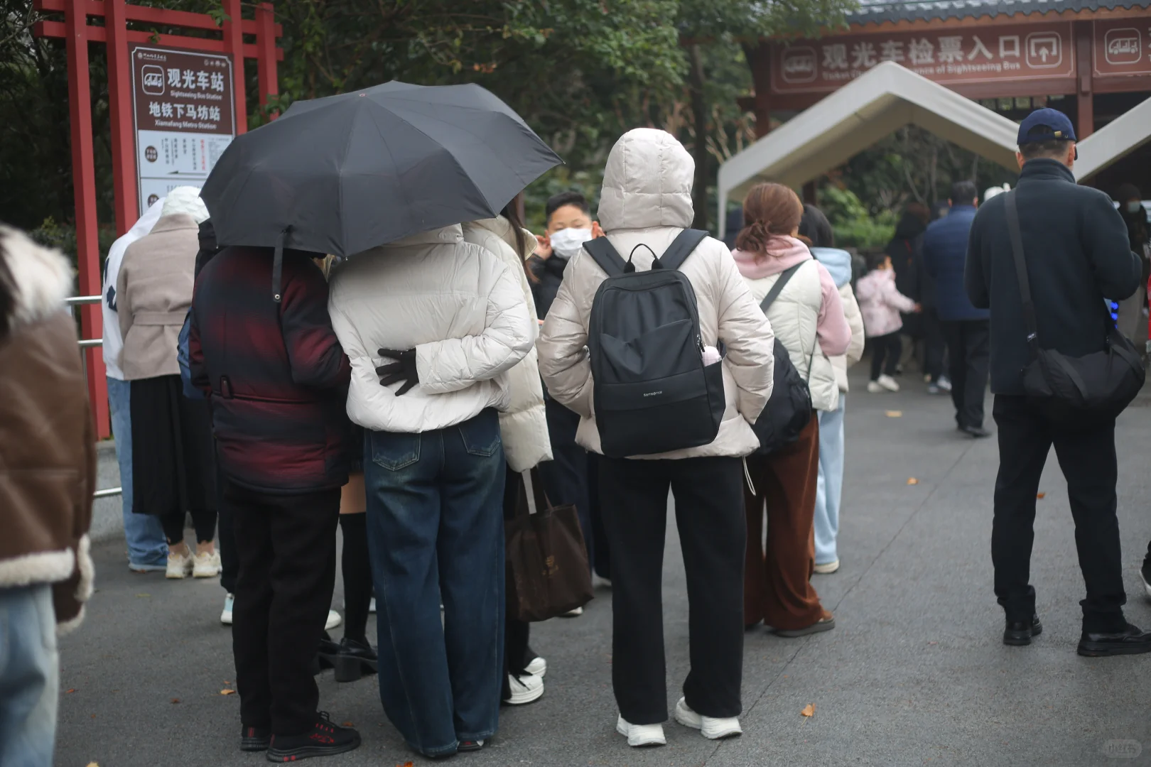 2025年12月13日 南京路上行人都怎么穿