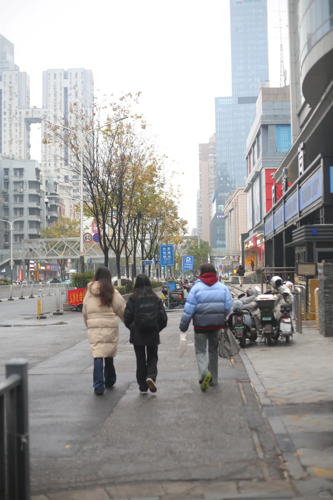 2025年12月13日 南京路上行人都怎么穿