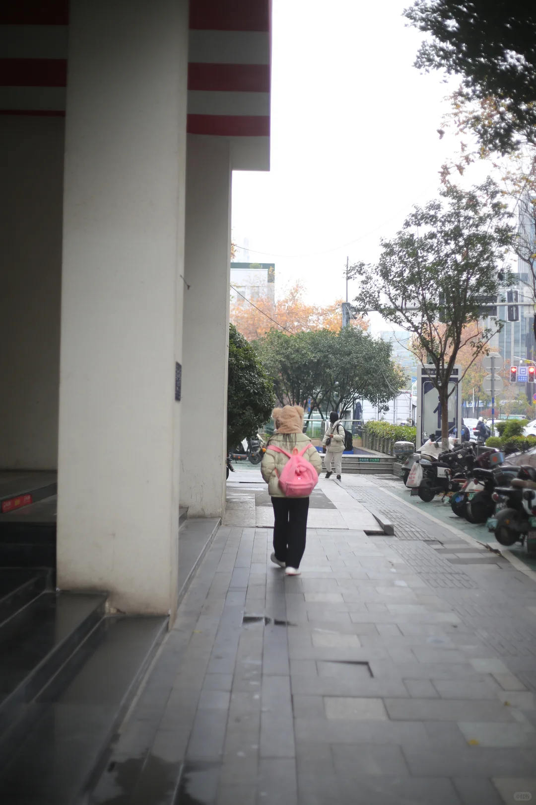 2025年12月13日 南京路上行人都怎么穿