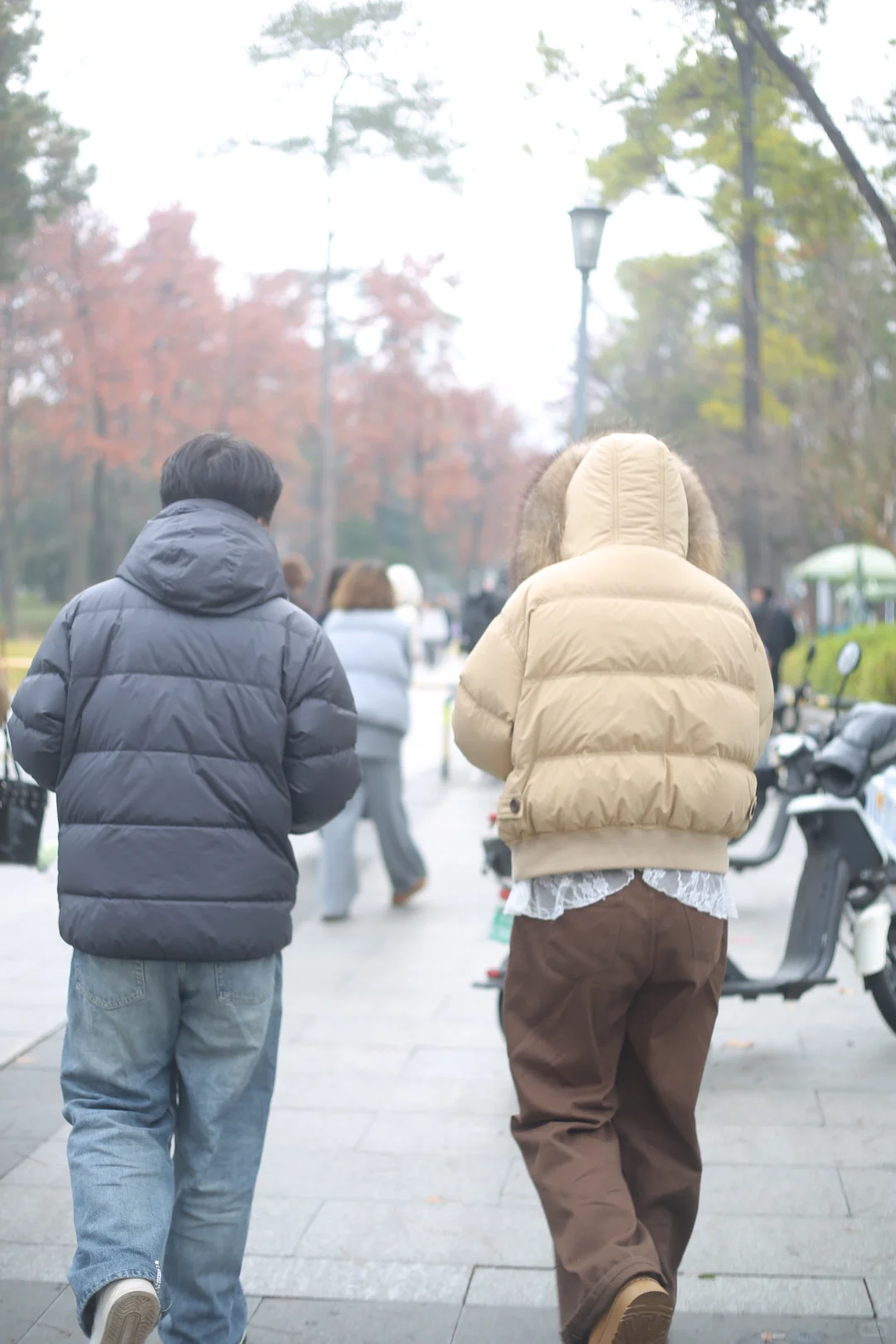 2025年12月13日 南京路上行人都怎么穿