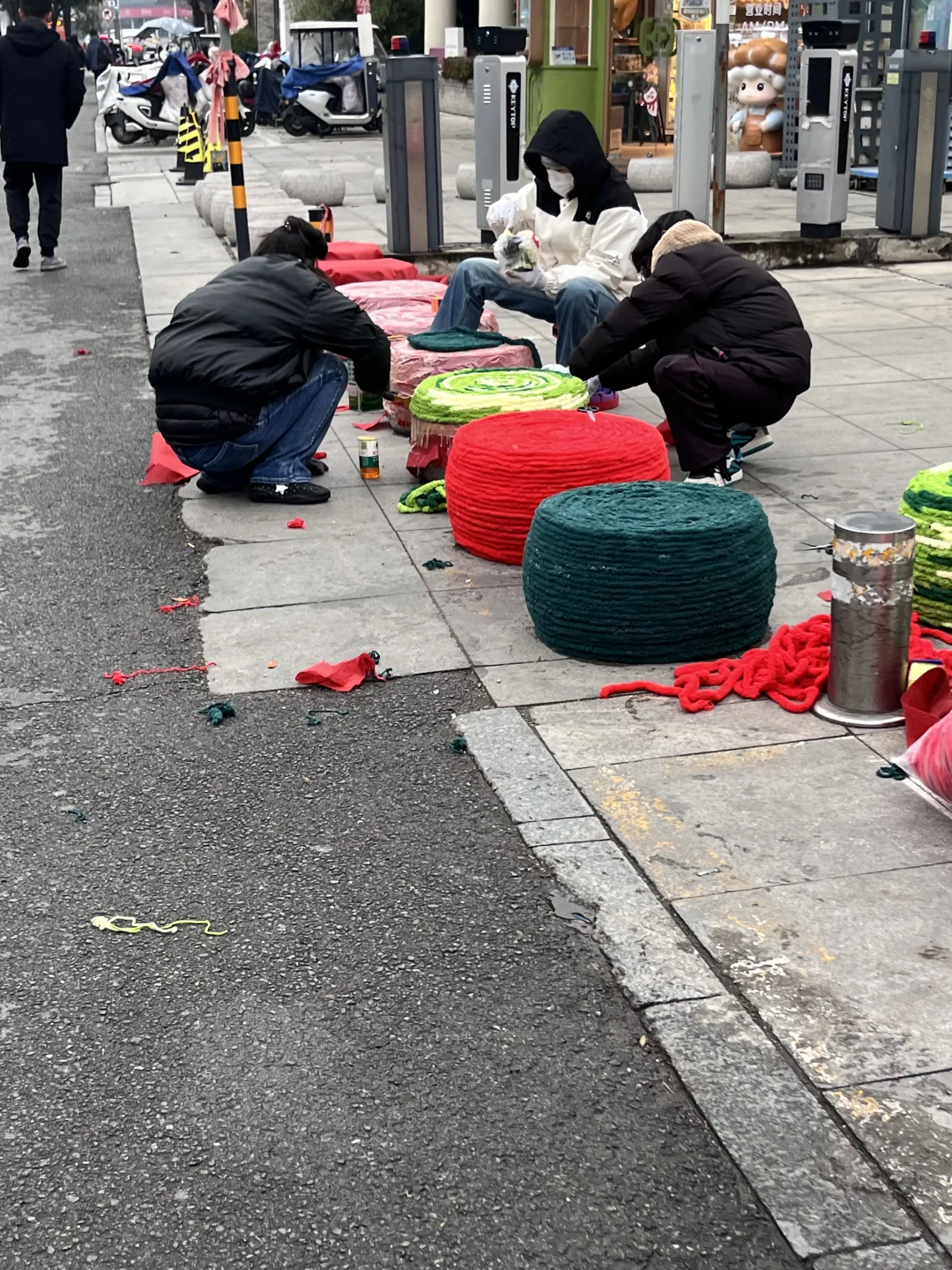 徐州的石墩子都穿上毛衣了