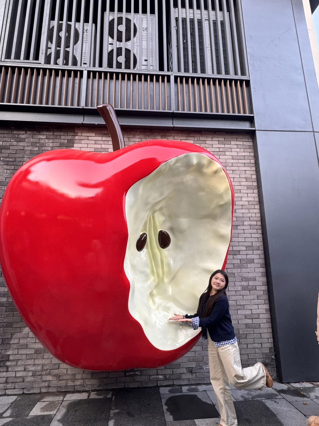 在徐州 文庙惊现大🍎 太好拍了！快来打卡！