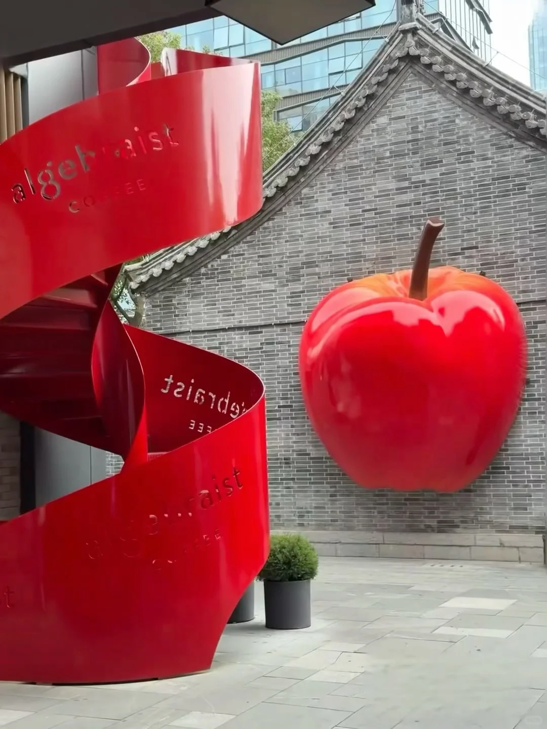 在徐州 文庙惊现大🍎 太好拍了！快来打卡！