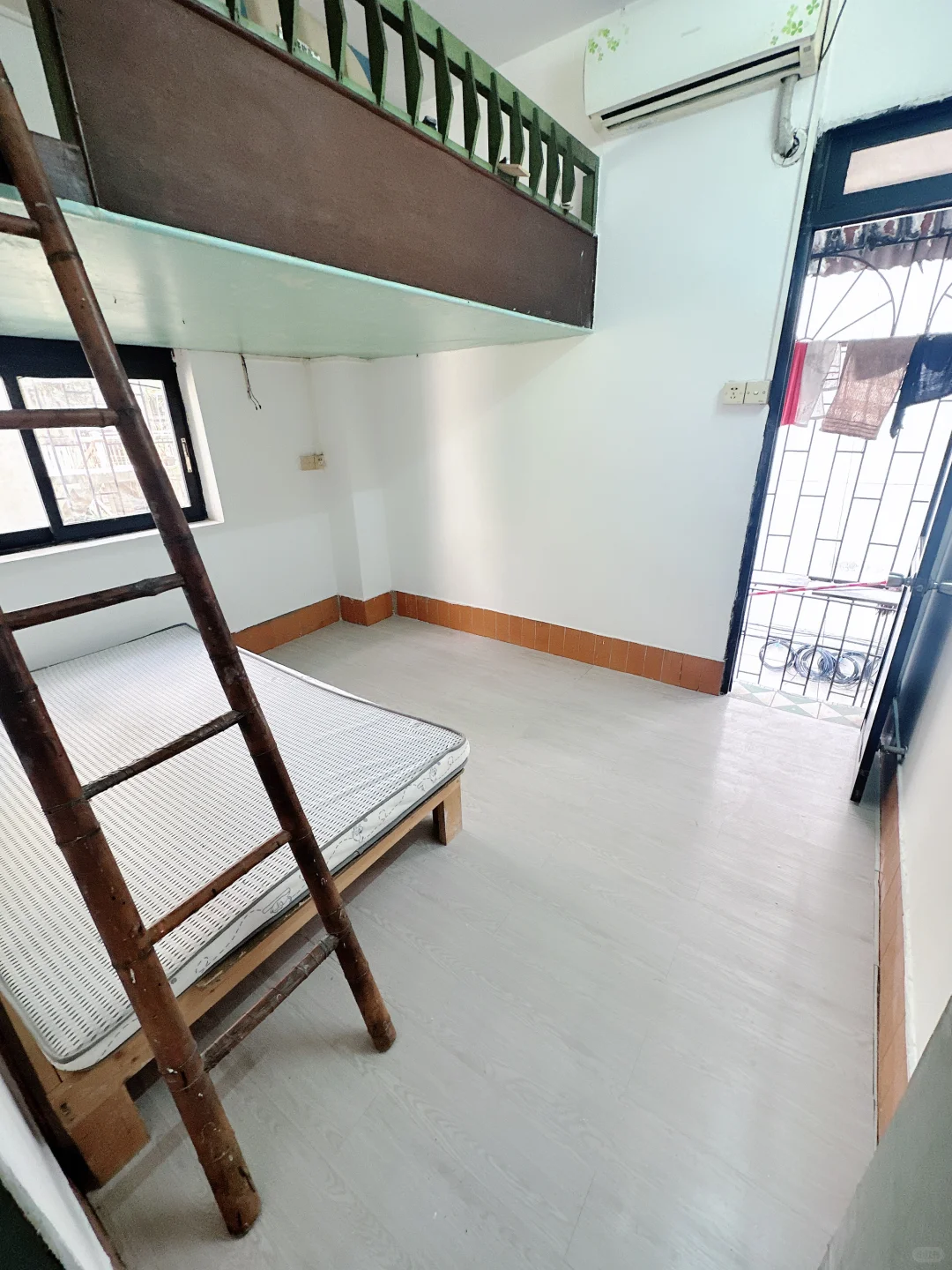 昌岗地铁，晓园新村，3楼，两房一厅，二字头