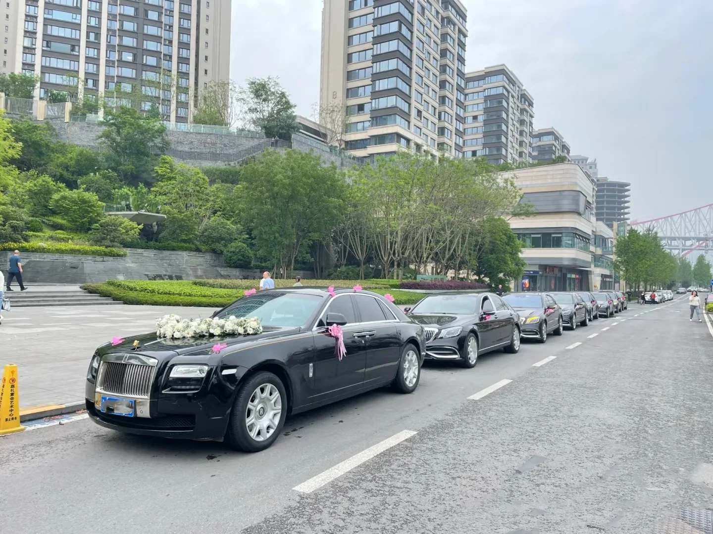 东莞婚车筹备指南：如何挑选合适车队档次，营造完美婚礼氛围？