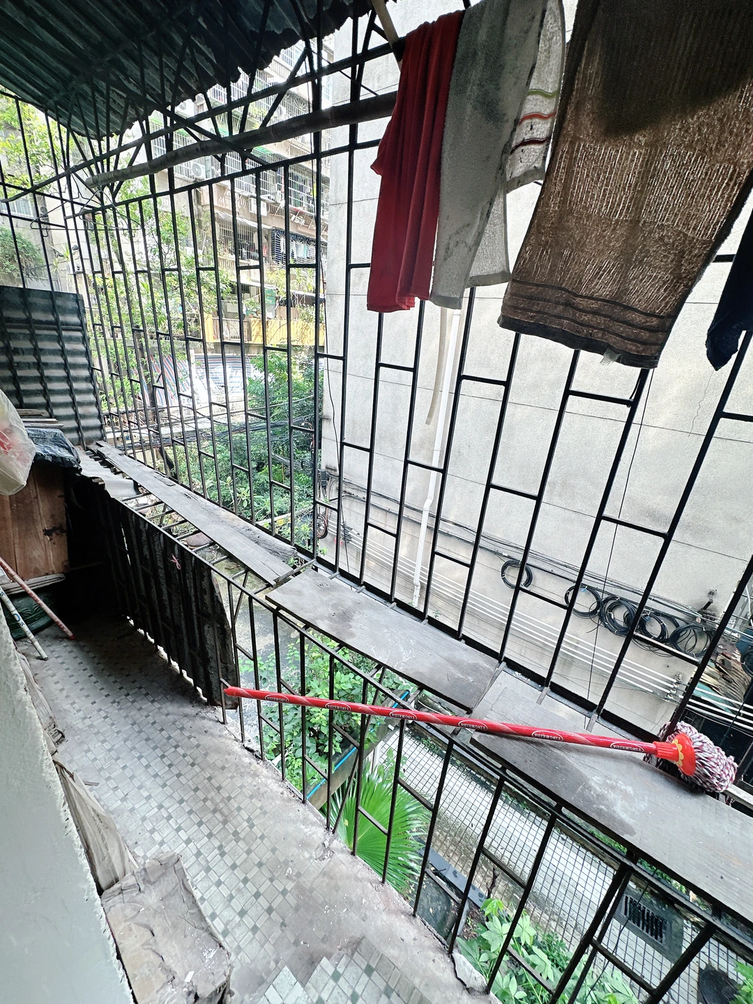 昌岗地铁，晓园新村，3楼，两房一厅，二字头