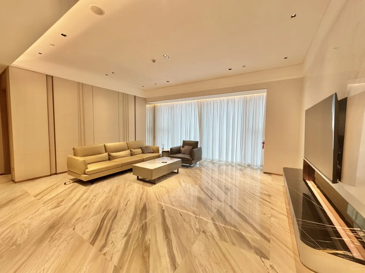 东莞 国贸（奶油风 刚空出）高层出租！！