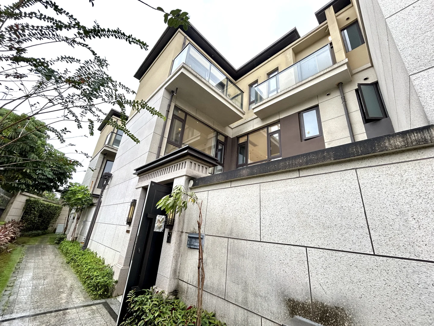 东莞 南城 （刚空出 小别墅）空房出租！！