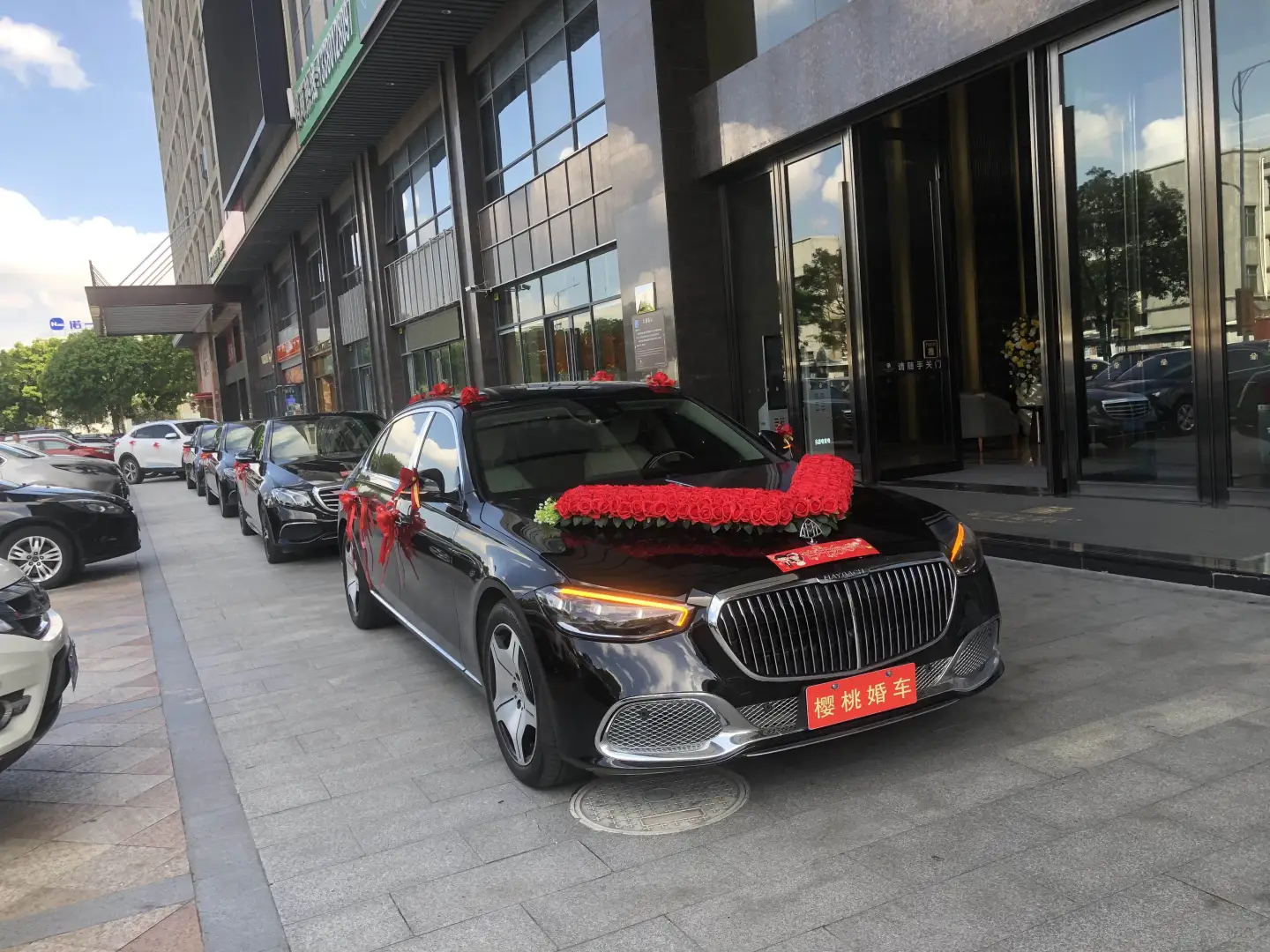 东莞婚车筹备指南：如何挑选合适车队档次，营造完美婚礼氛围？