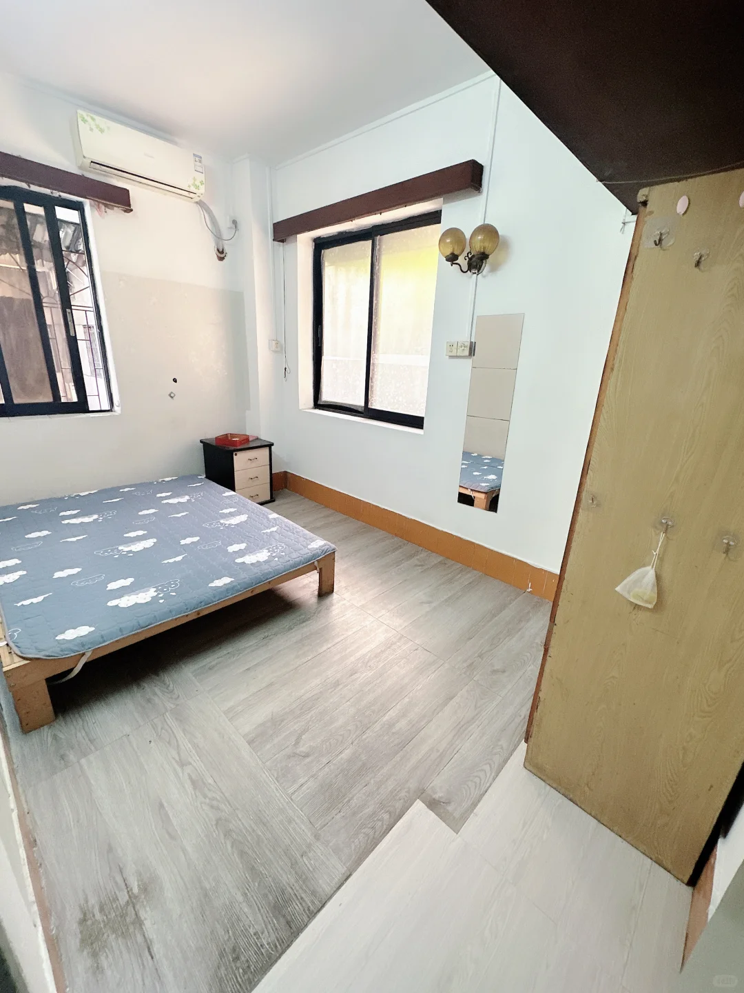 昌岗地铁，晓园新村，3楼，两房一厅，二字头