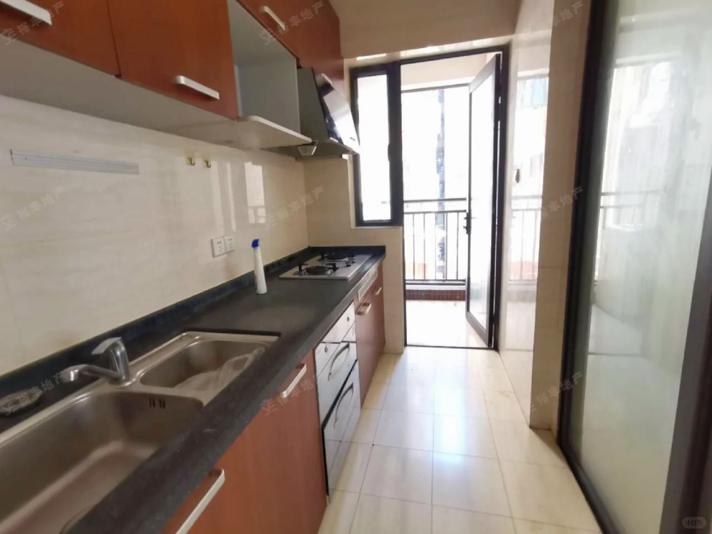 大沙东豫章苑电梯南向三房两卫3600求租