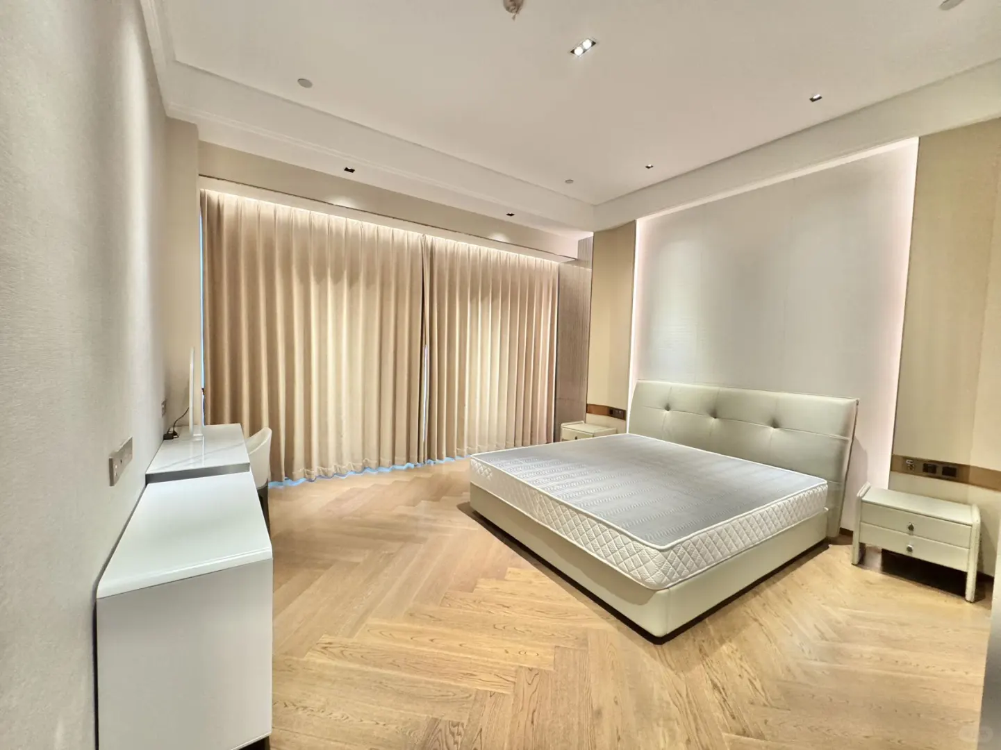 东莞 国贸（奶油风 刚空出）高层出租！！