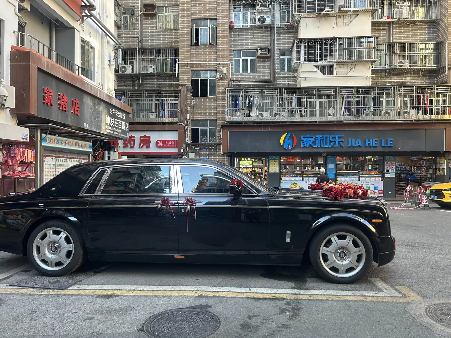 东莞婚车筹备指南：如何挑选合适车队档次，营造完美婚礼氛围？