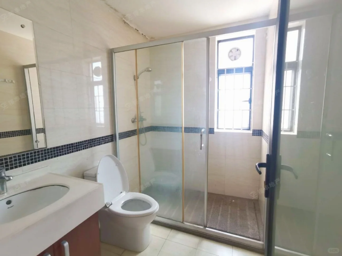 大沙东豫章苑电梯南向三房两卫3600求租