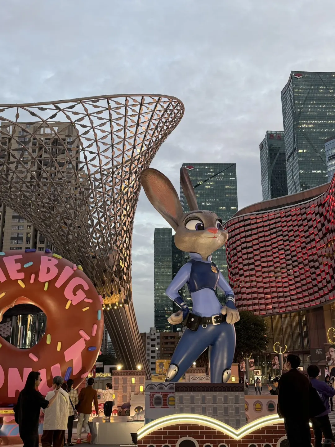 全深圳都在偶遇5 米高的朱迪！