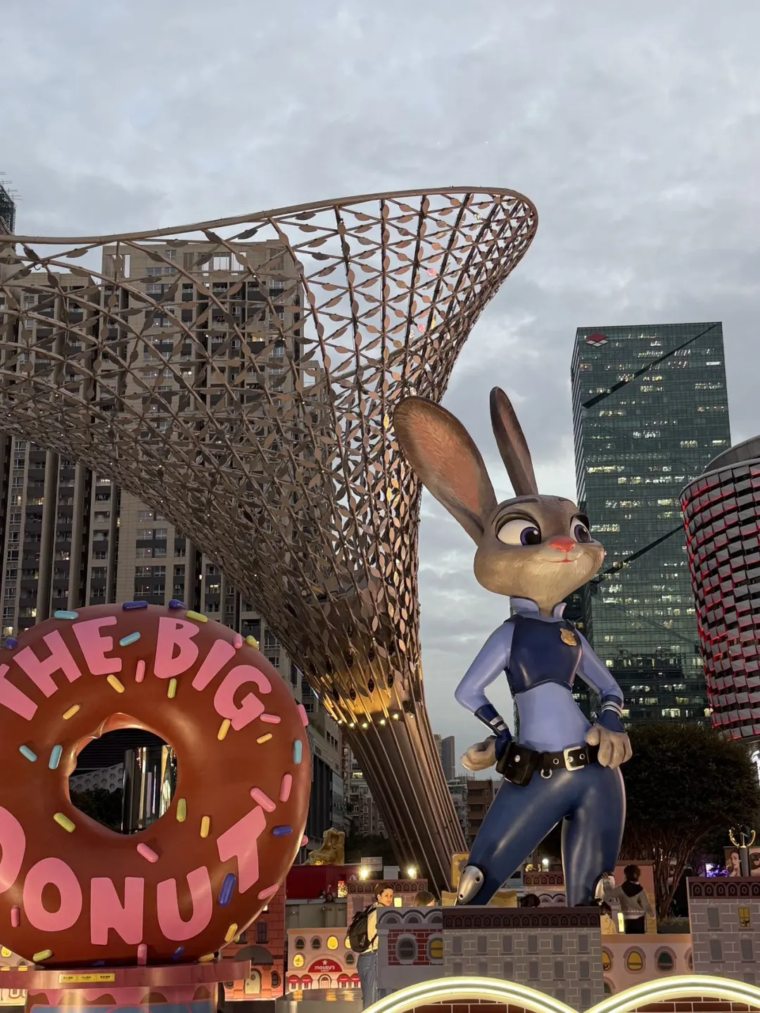 全深圳都在偶遇5 米高的朱迪！