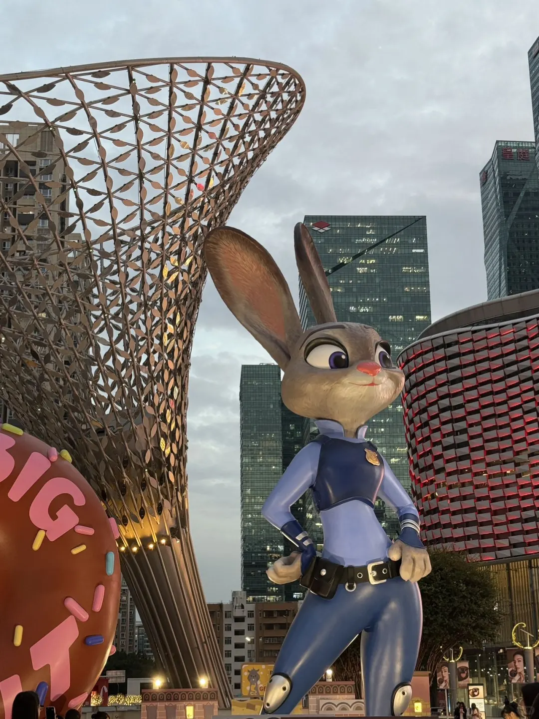 全深圳都在偶遇5 米高的朱迪！