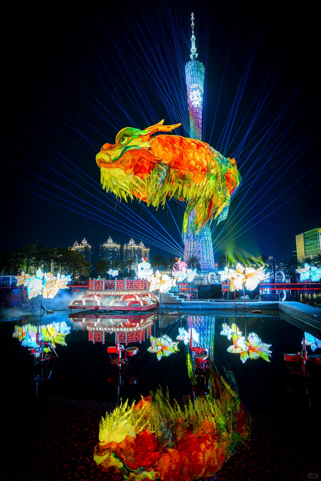 白天如瑞兽，夜晚似幻兽。广州灯光节鳌鱼超酷