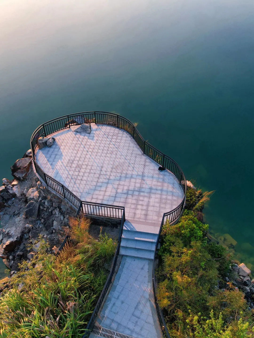 😭被晴天下的东莞“小九寨沟”美哭了！