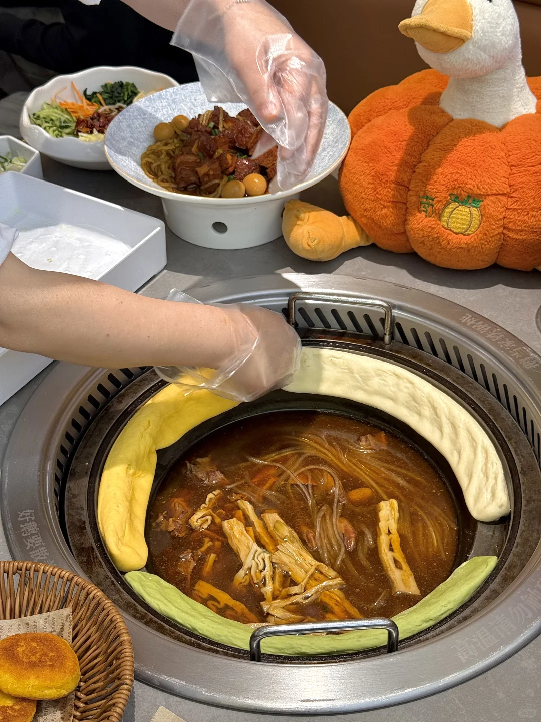 在广州！真的不能没有东北铁锅炖。。。