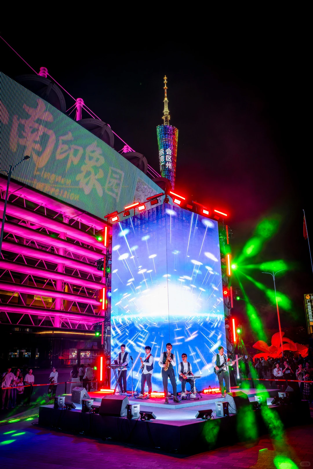 白天如瑞兽，夜晚似幻兽。广州灯光节鳌鱼超酷