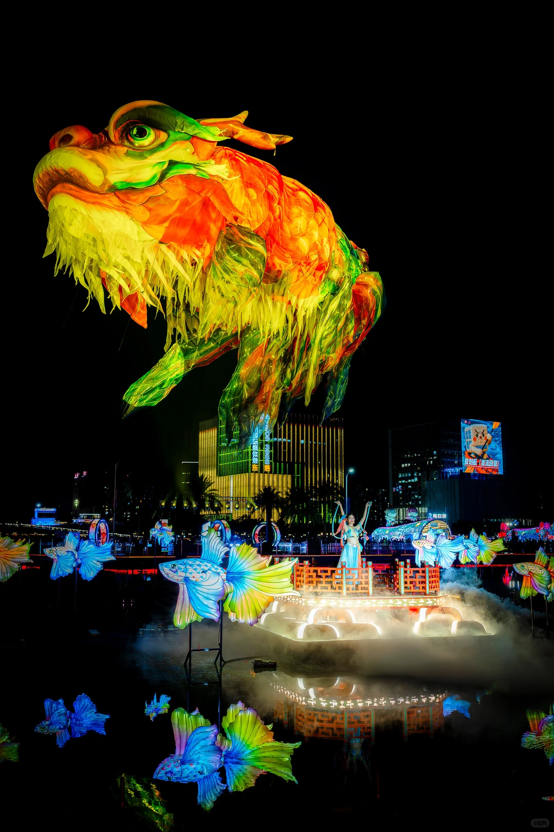 白天如瑞兽，夜晚似幻兽。广州灯光节鳌鱼超酷