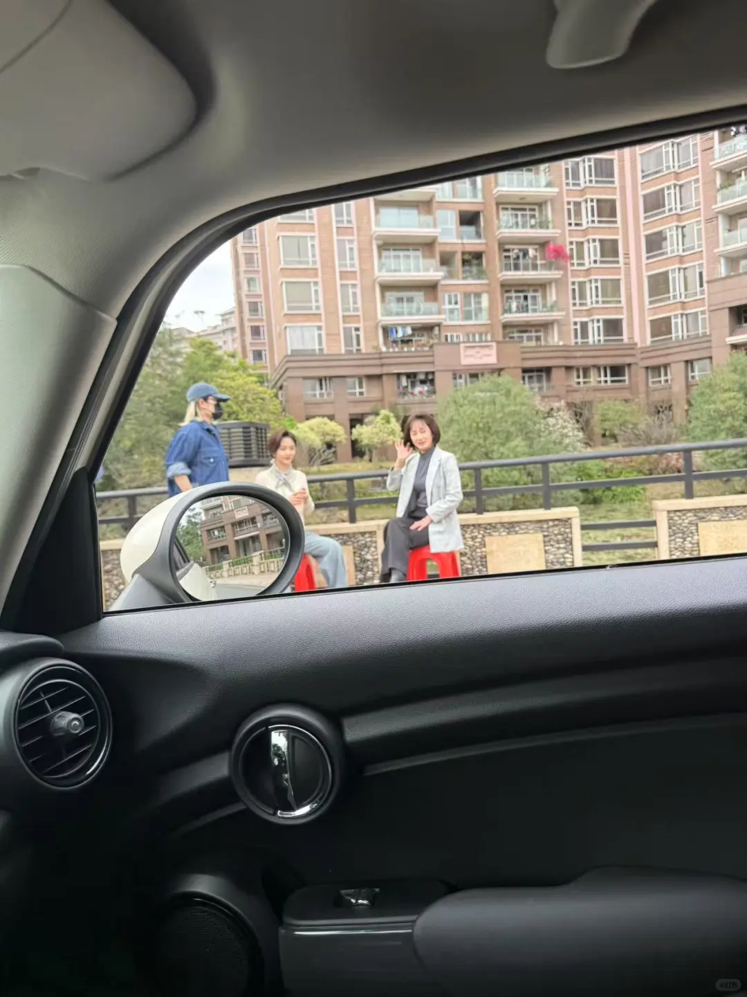 谭松韵来我家小区拍电视剧