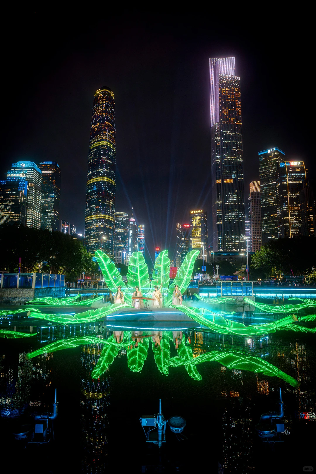 白天如瑞兽，夜晚似幻兽。广州灯光节鳌鱼超酷