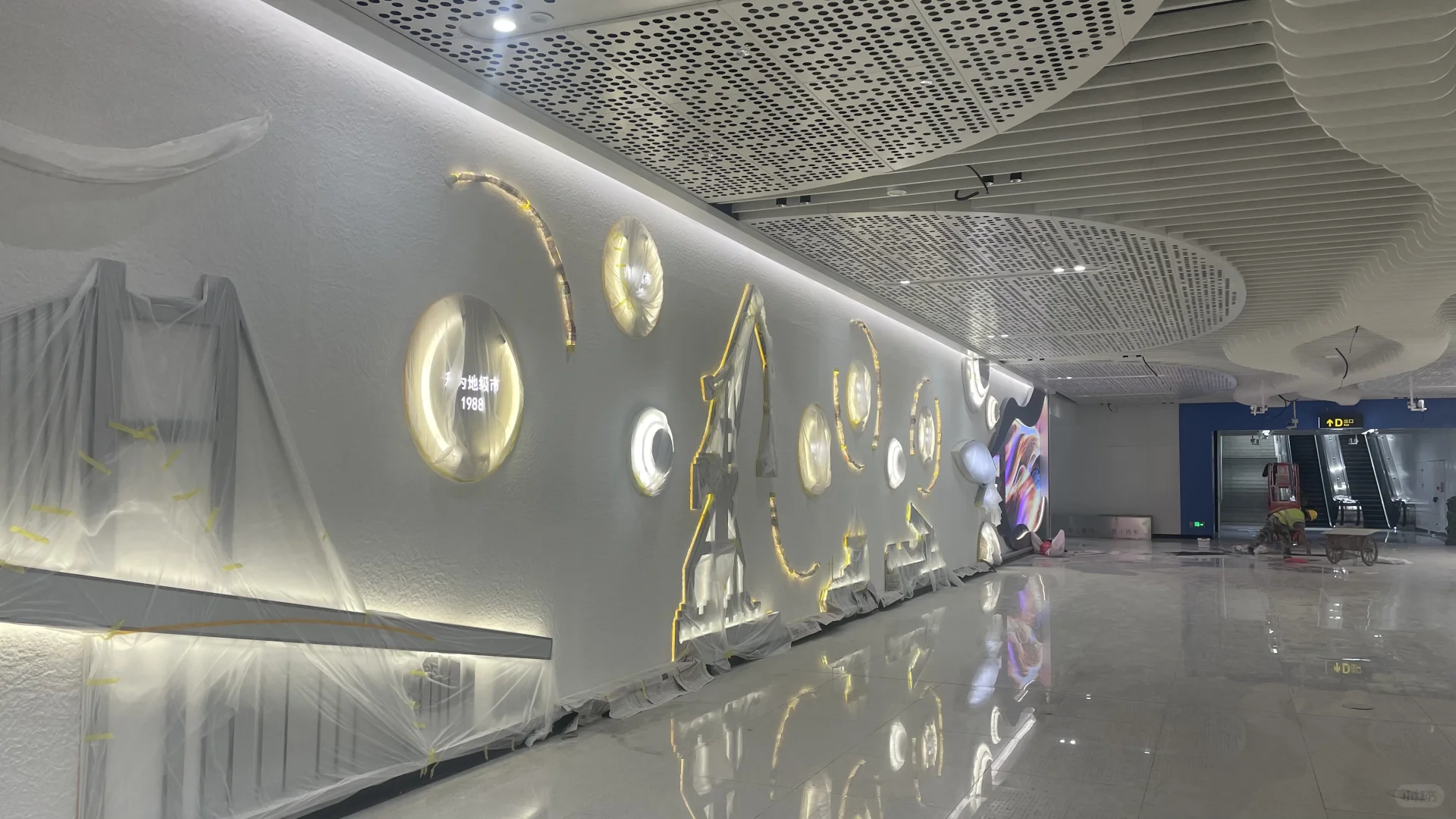 东莞地铁艺术墙