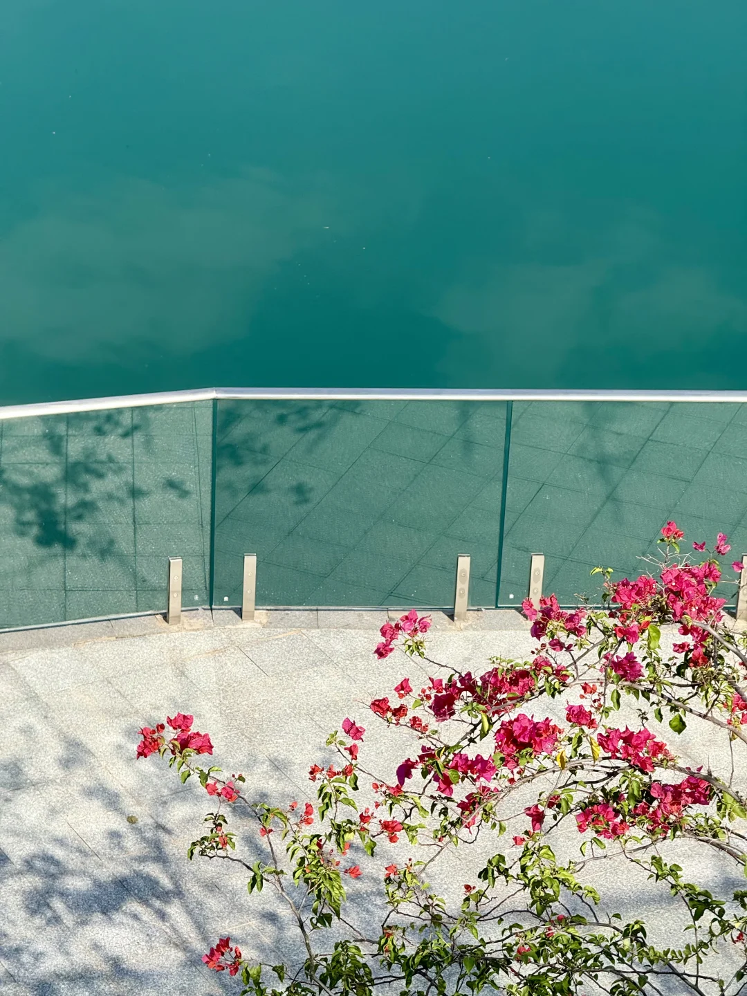 😭被晴天下的东莞“小九寨沟”美哭了！