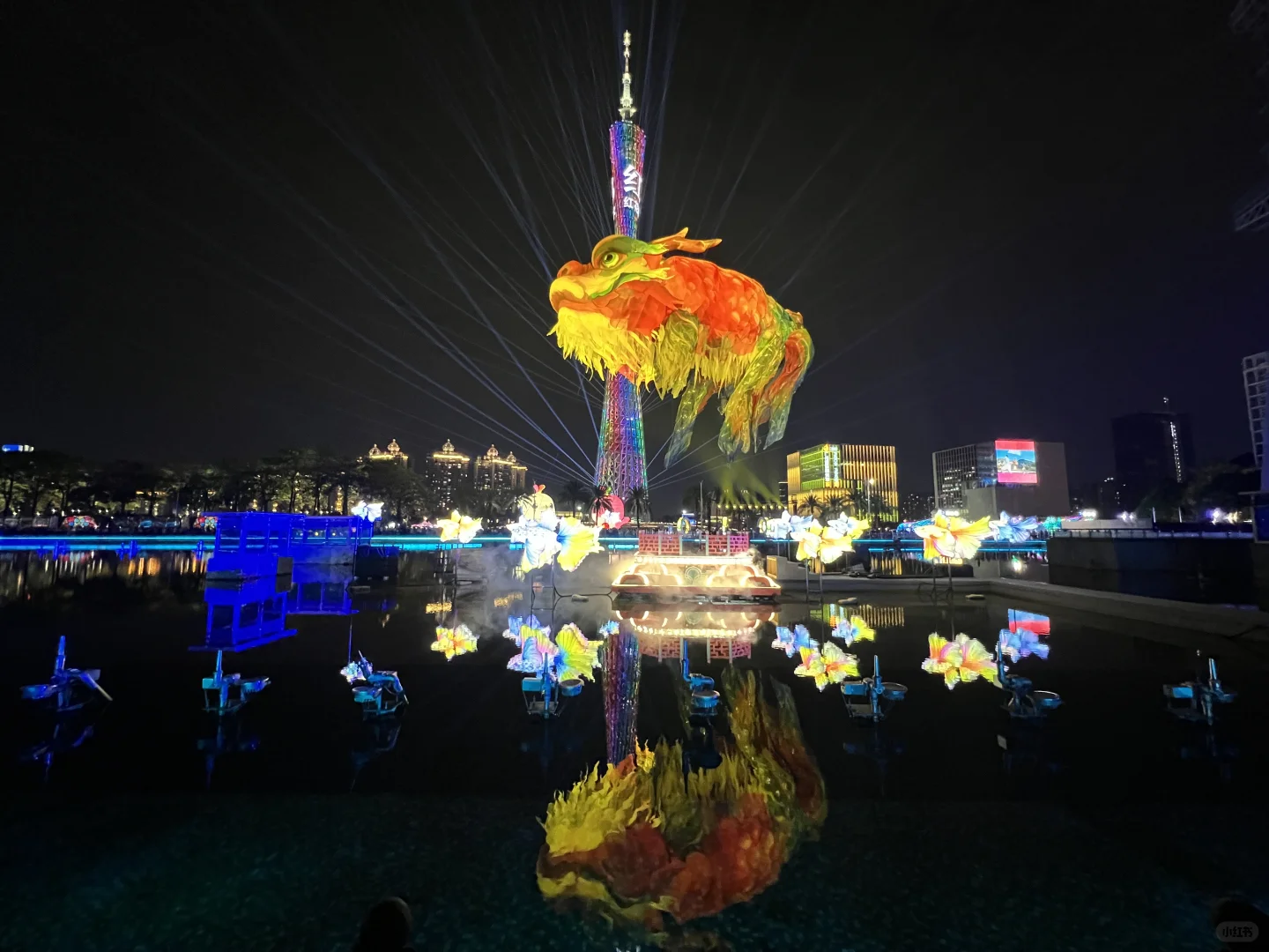白天如瑞兽，夜晚似幻兽。广州灯光节鳌鱼超酷