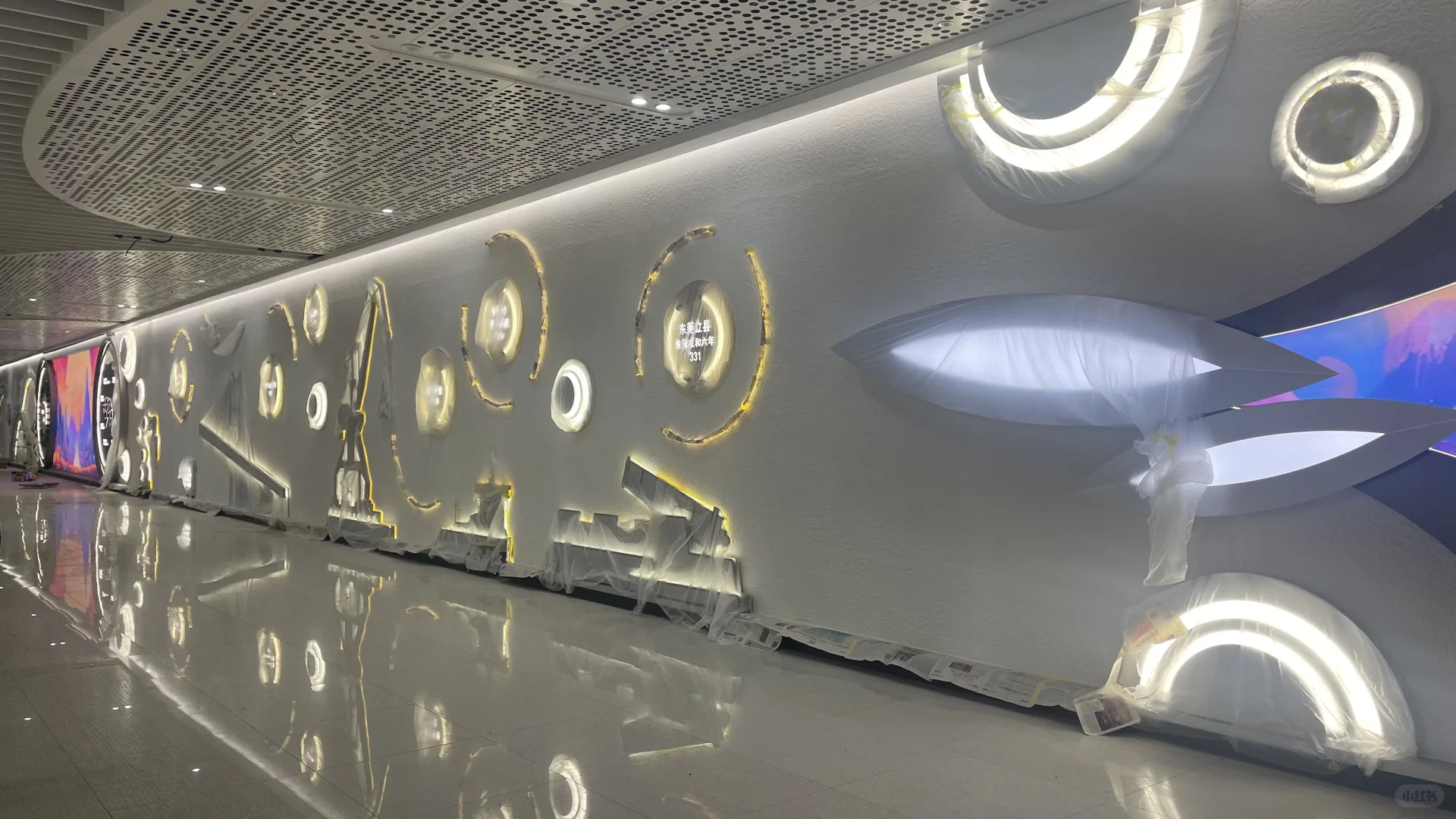 东莞地铁艺术墙